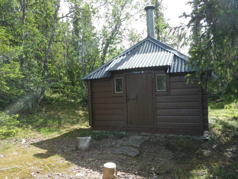 Rastkoja Holmsjön.JPG